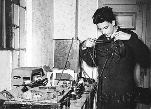 Obr. 5. Magnetofon a já v dílně. Základní vojenská služba v Brně rok 1957.