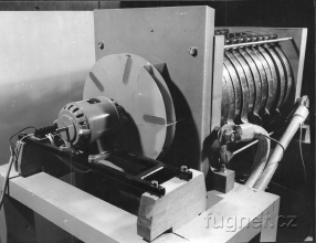 Obr. 2. Magnetizační cívka s ventilátorem zezadu - magnetometr.