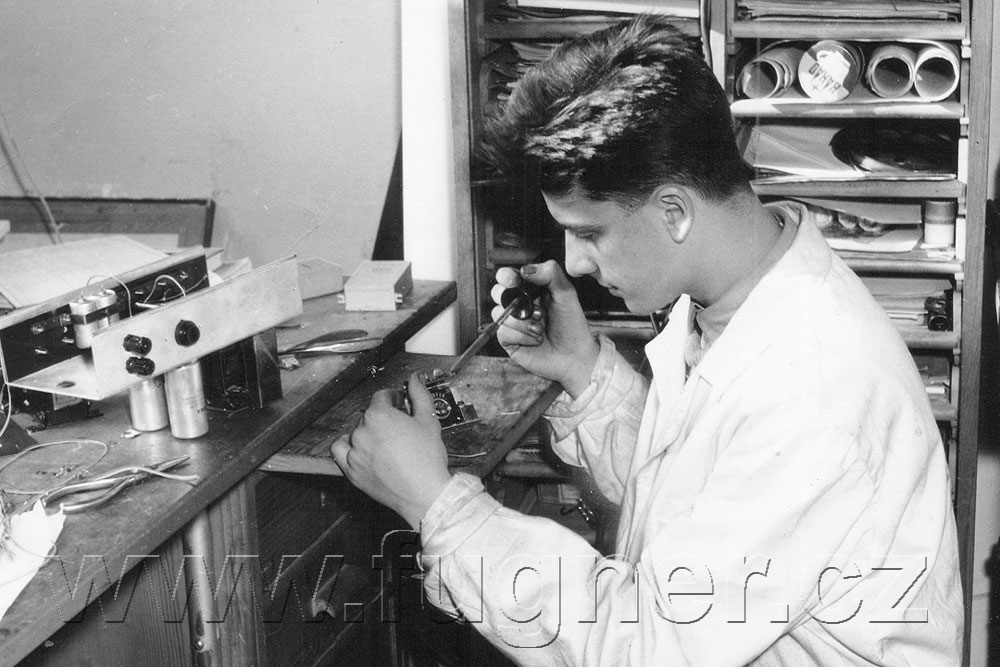 Obr. 2.  Pájím destičku kmitočtových korekcí snímacího zesilovače synchronního magnetofonu. Polyekran, Laterna Magika, světová výstava  Expo 1958 Brusel.