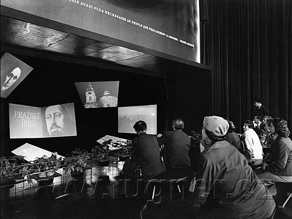 Obr. 13. Hlediště a jeviště polyekranu c československém pavilonu ještě jednou. Polyekran (polyecran), Laterna Magika, světová výstava  Expo 1958 Brusel.