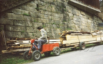 Obr. 27. Elvíra přiváží palivové dřevo z pily.