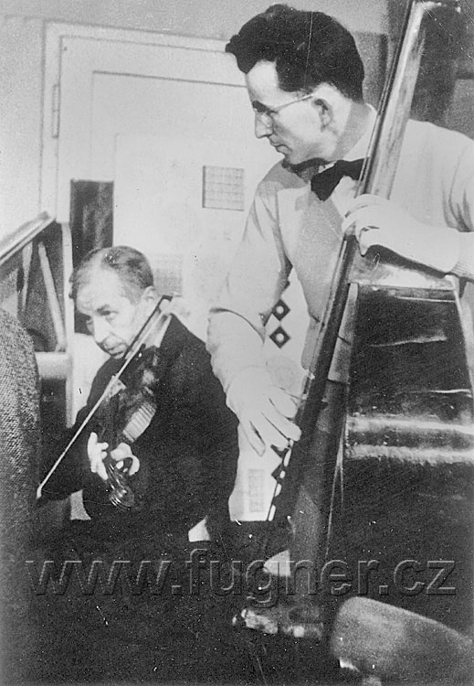 Obr. 11.  Silvestrovské veselí, Dr. Jahoda  hraje na housle s ing. Frantou Durdilem.