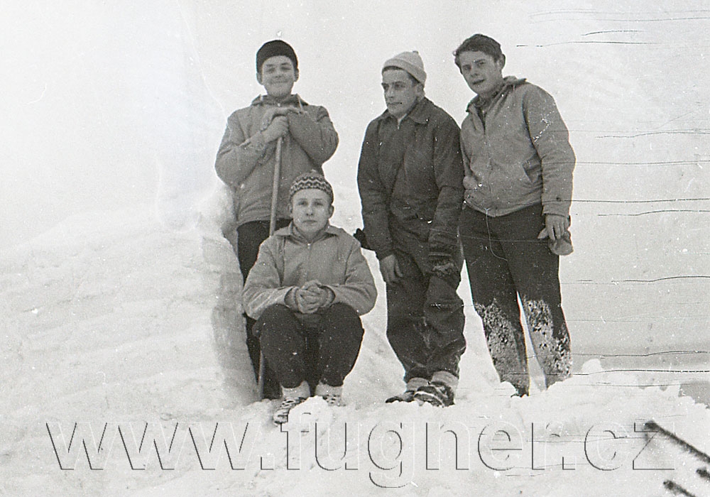 Obr. 7. Parta stavbařů. Povinné školení pionýrských vedoucích, zimní Krkonoše rok 1961.
