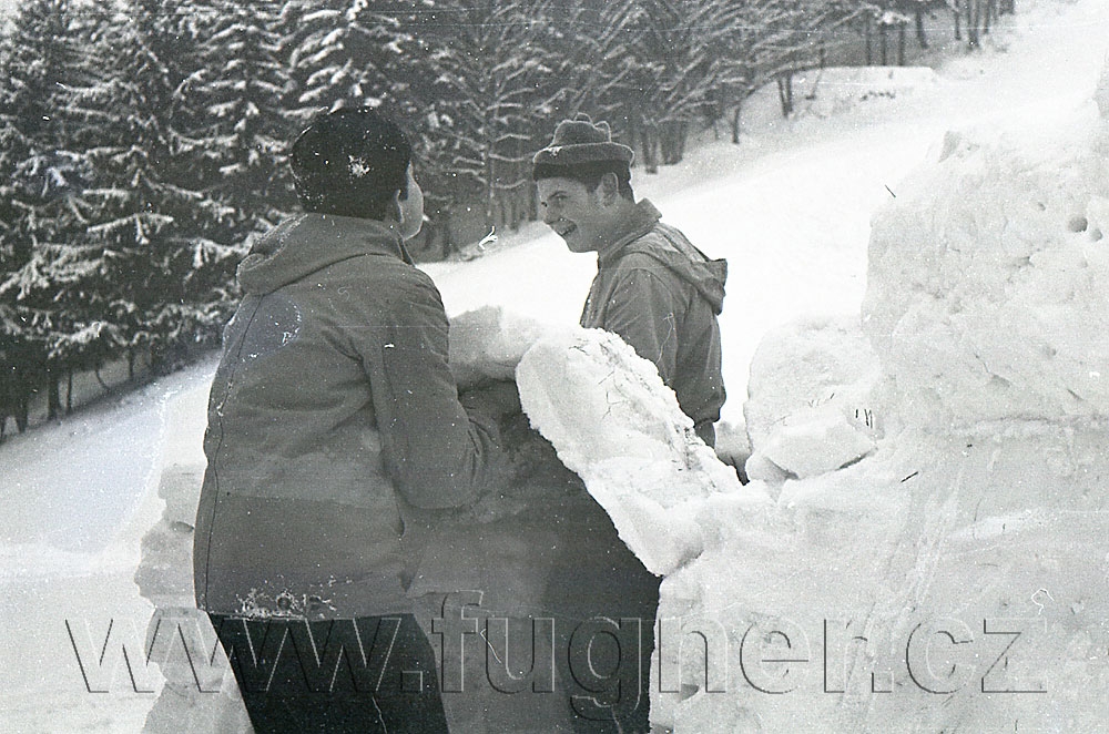 Obr. 9. Klenba.  Povinné školení pionýrských vedoucích, zimní Krkonoše rok 1961.