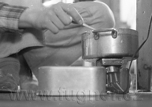 Obr. 15. Elektrický žehličkový vařič. Povinné školení pionýrských vedoucích, zimní Krkonoše rok 1961.