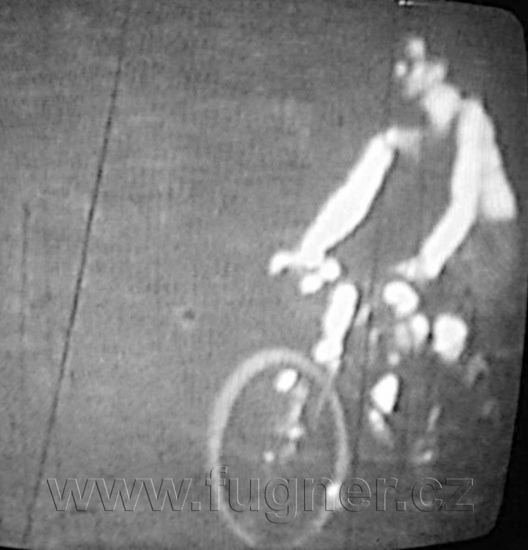 Obr. 2. Jedu na kole k řece Moravě  - základní vojenská služba v roce 1957.