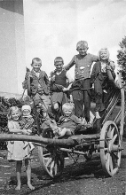 Obr. 2. S partou dětí na prázdninách v roce 1945.