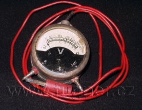 Obr. 5. Nepřesný voltmetr s  elektromagnetickým systémem po padesáti letech.