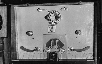 Obr. 3. Čtyřstopý synchronní magnetofon v ovládacím centru.  Polyekran, Laterna Magika, světová výstava  Expo 1958 Brusel.
