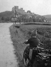 Obr.5. Výlet na hrad Rabí. 1942.