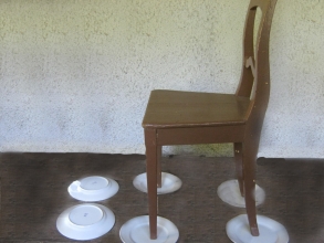 Obr.05. Ilustrační foto-izolovaná židle k natahování pera magnetofonu s kostrou pod fázovým napětím