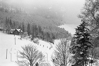 Obr. 2. Cestou k „naší“ boudě -  povinné školení pionýrských vedoucích, zimní Krkonoše rok 1961.