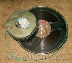 Obr. 1.  Tak nějak vypadala cívka s magnetofonovým páskem, na který jsme  umístili „čistě náhodou“ magnet od reproduktoru - základní vojenská služba v roce 1957.