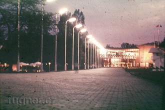 Obr. 3. Časně ráno odcházíme z výstavy po celonoční instalaci čtyřstopého  synchronního magnetofonu. Výstava Československo 1960 - Bruselský pavilon.